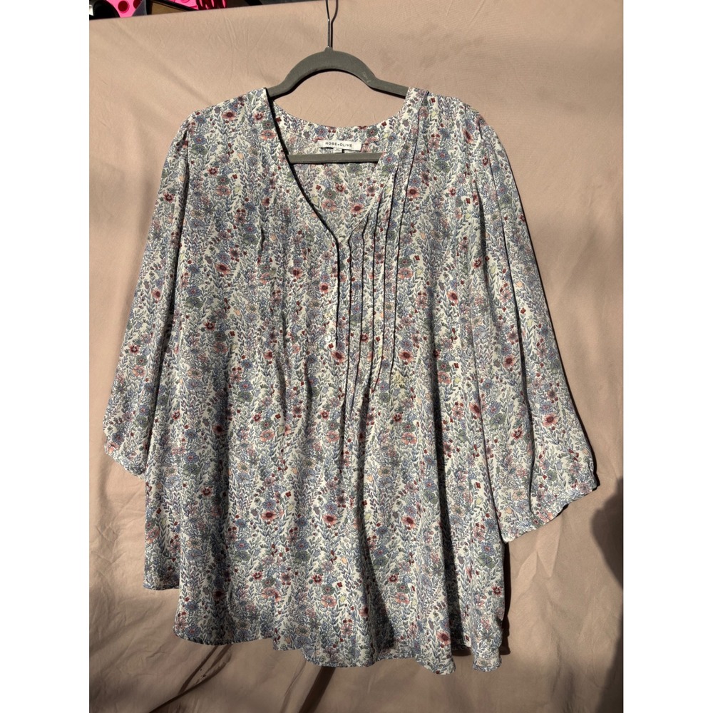 Rose + Olive Women 2X Floral V-Neck Pintuck Blouse